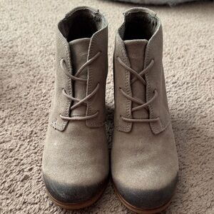 Toms Women's Lace-Up Boots in Tan Suede